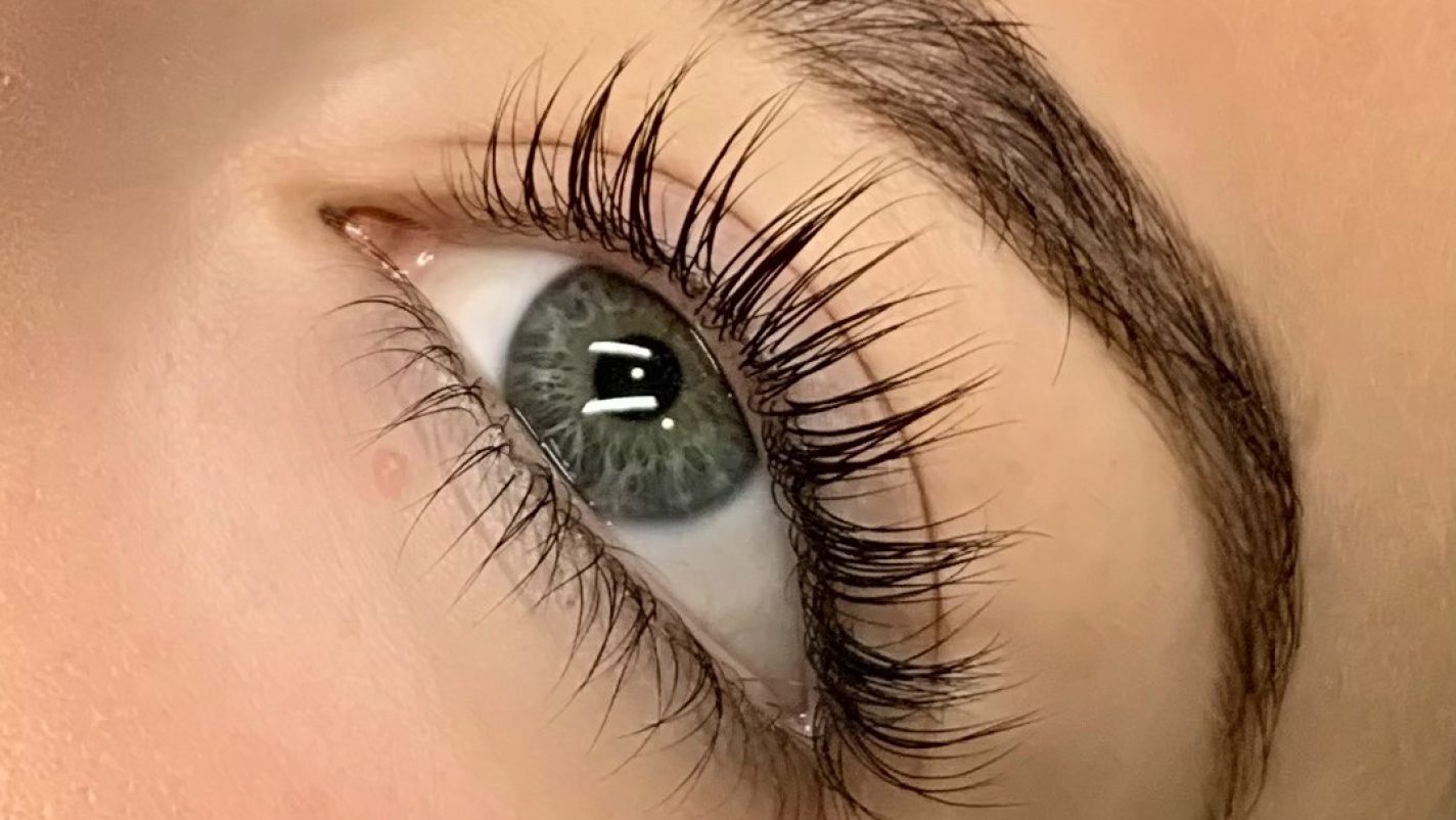 خدمات اکستنشن مژه و انواع آن