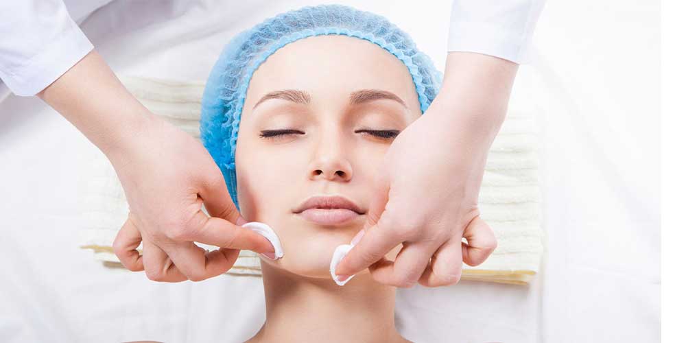  چگونه پوست خود را در خانه پاکسازی کنید